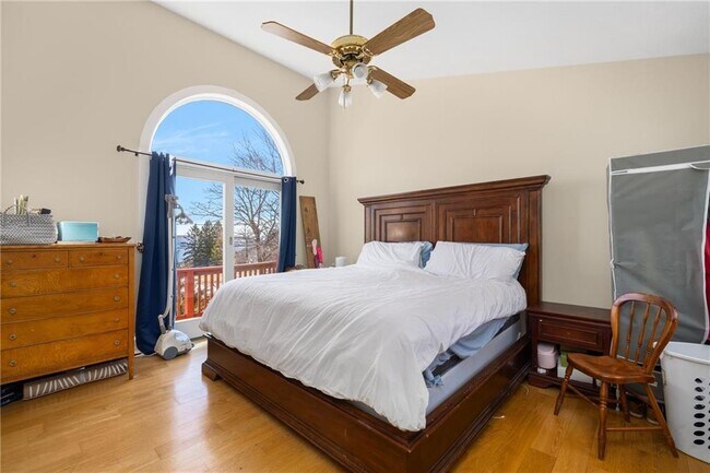 Building Photo - 1059 E Shore Rd