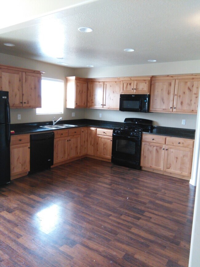 Building Photo - **Move-In Discount** 3 Bedroom, 2.5 Bathro...
