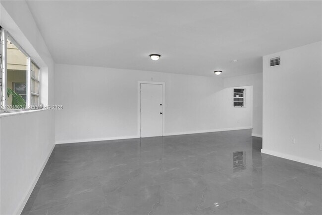 Building Photo - 11930 NE 19th Dr