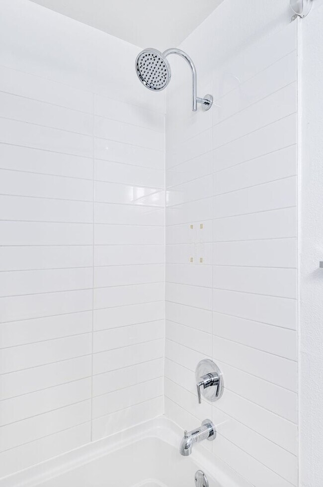 Building Photo - 2411 Tremont Pl