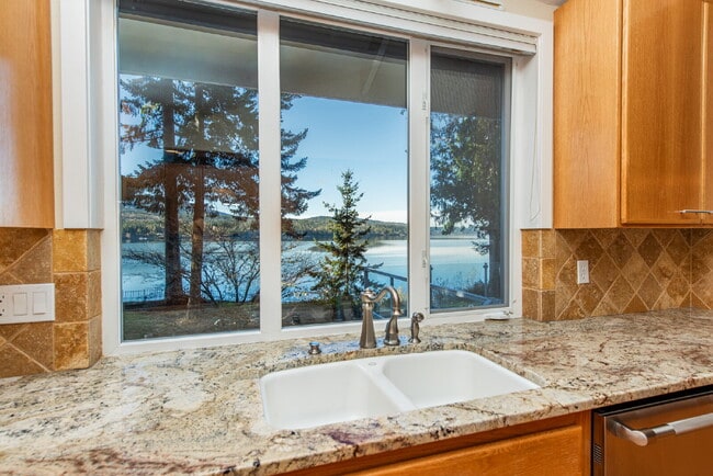 Building Photo - Beautiful Custom Home Overlooking Sequim Bay