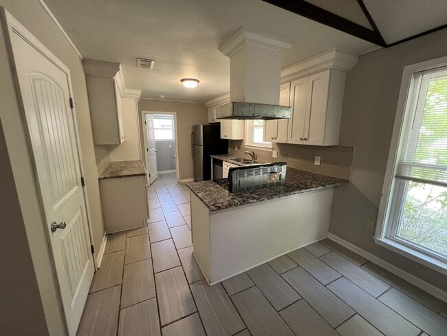 Building Photo - Charming 3-Bedroom Home on Quiet Dead-End ...