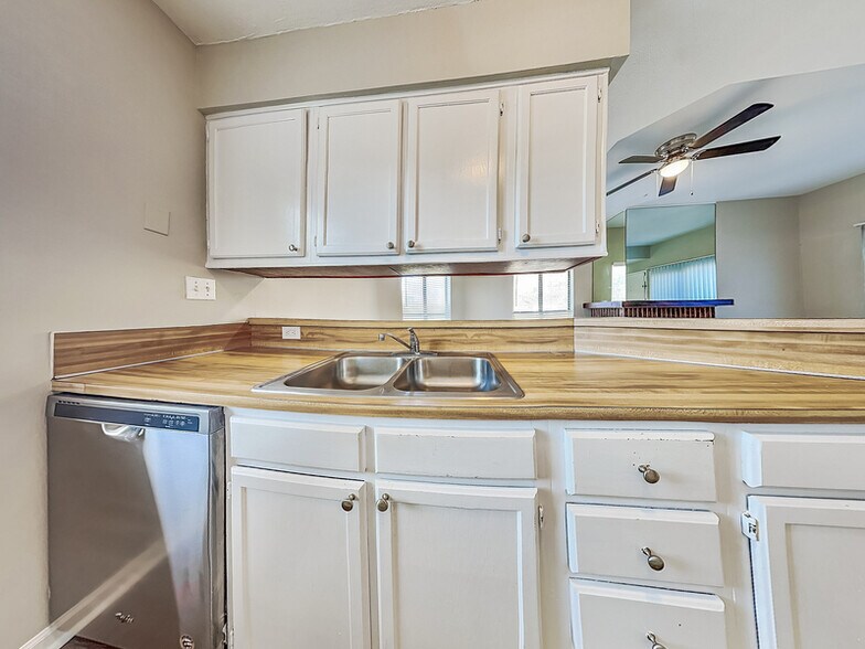 Building Photo - 8155 Cedar Glen Dr