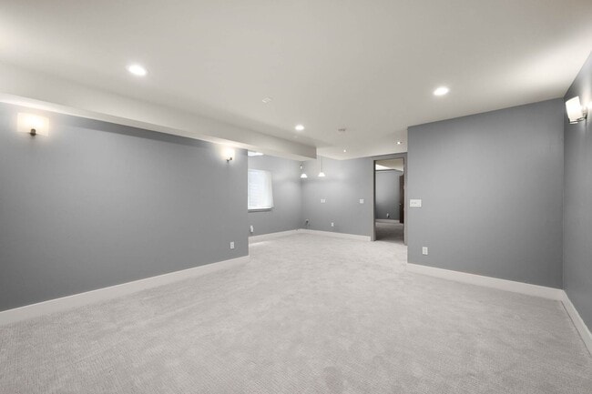 Building Photo - LUX 4BD, 5BA SloHi Home with Finished Base...
