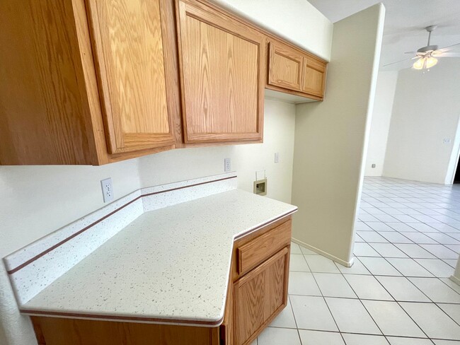 Building Photo - Great 3 Bedroom, 2 Bathroom Home in El Camino Village on the Parkway!