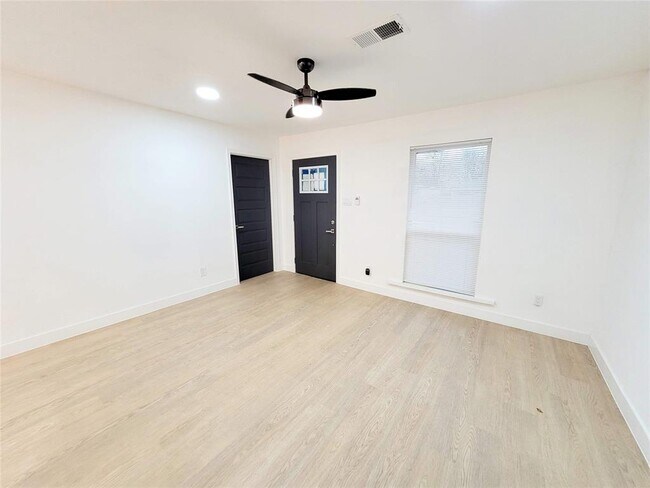 Building Photo - 317 W Houston Ave