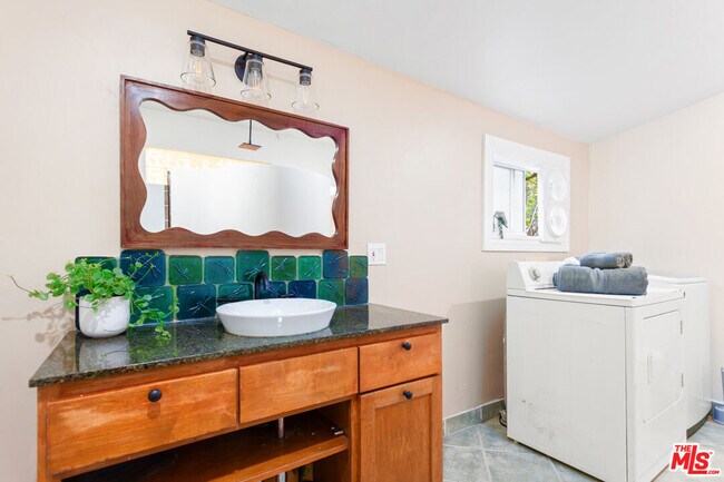 Building Photo - 1147 Wilcox Pl