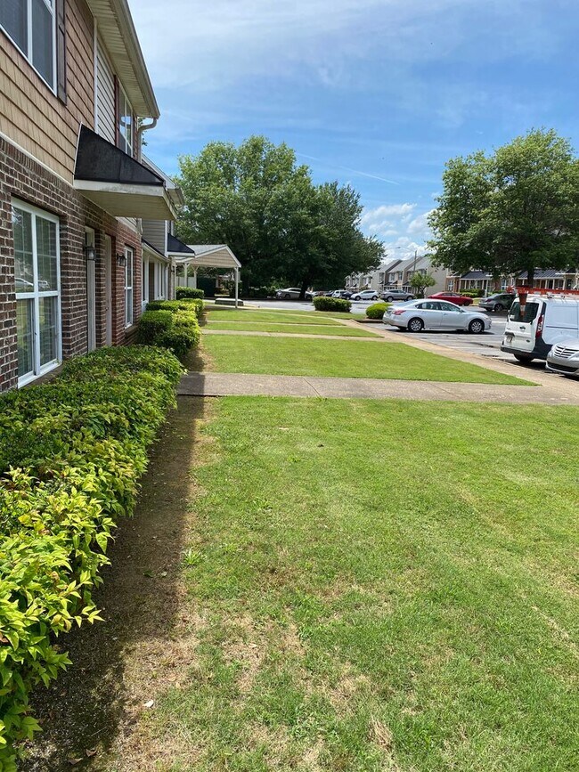 Building Photo - Great 2 bedroom townhome community located...