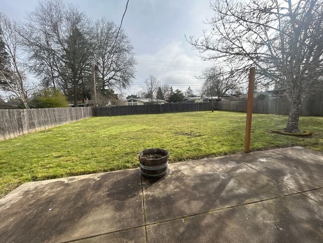 Building Photo - Beautiful 3 Bedroom 1 1/2 Bath with Huge Fenced Backyard! Tour Today!