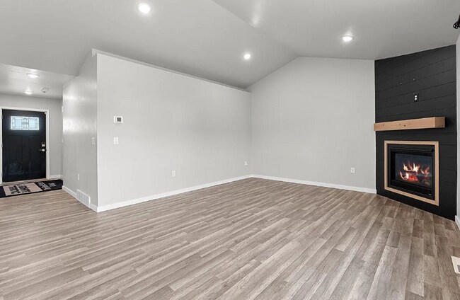 Building Photo - 4 Bedroom- 2.5 Bathroom New Build Duplex- Pulaski!