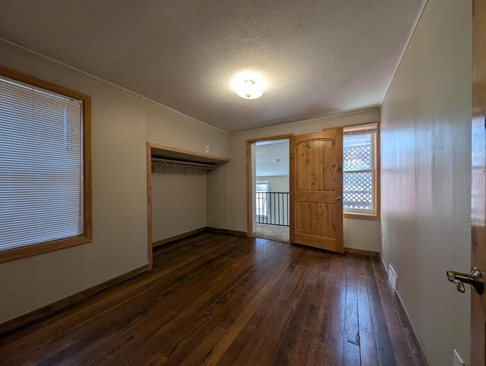 Building Photo - 140 Park St E