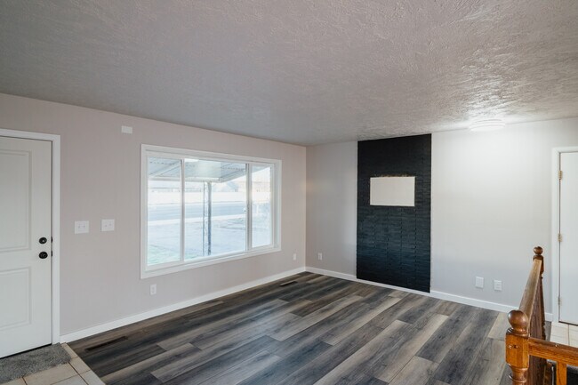 Building Photo - 284 N 45th E