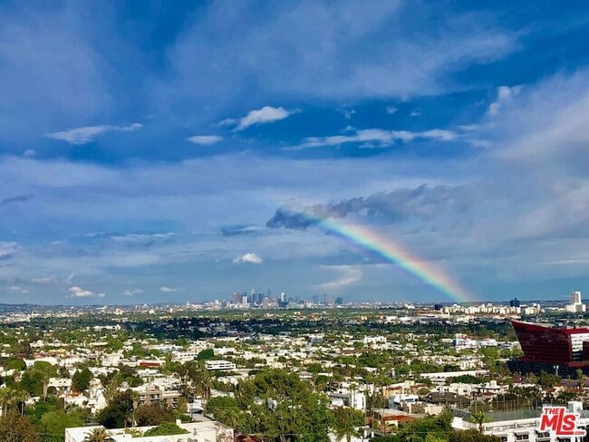 Building Photo - 999 N Doheny Dr