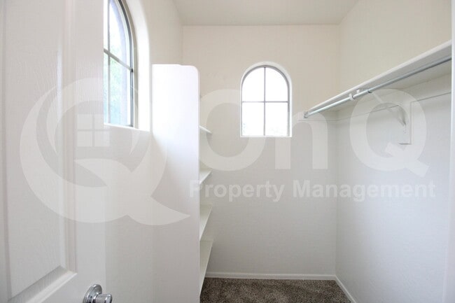 Building Photo - 3221 E Virgil Dr