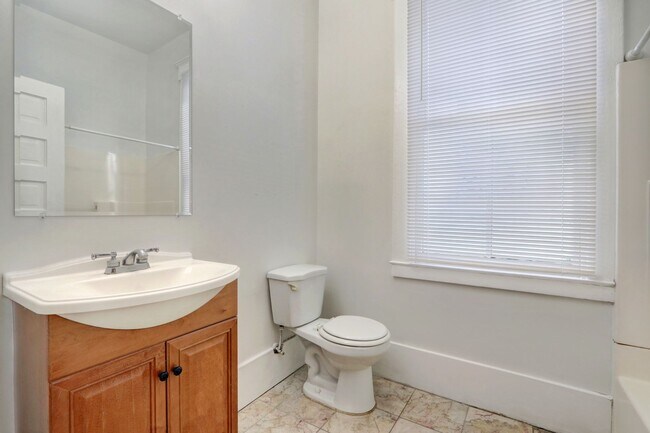 Building Photo - Three bedroom, two bathroom Apartment - Close to Starland