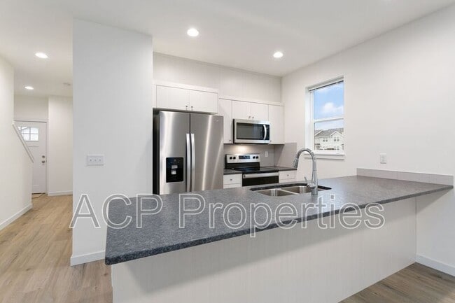 Building Photo - 2284 Brome St