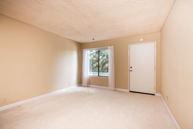 Building Photo - 3651 Knollwood Terrace