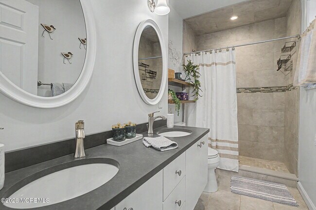 Building Photo - 10 Center St