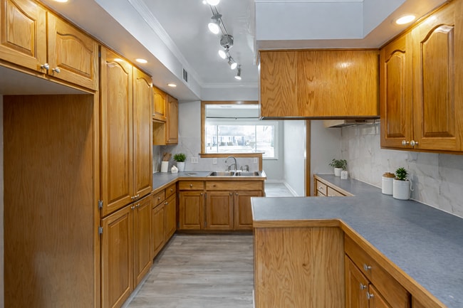 Building Photo - 533 W 8th St