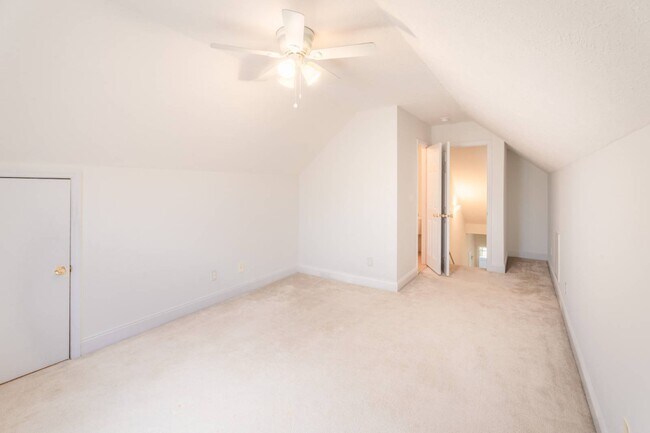 Building Photo - 256 Southbank Dr