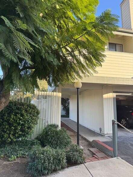 Building Photo - 10512 Sunland Blvd