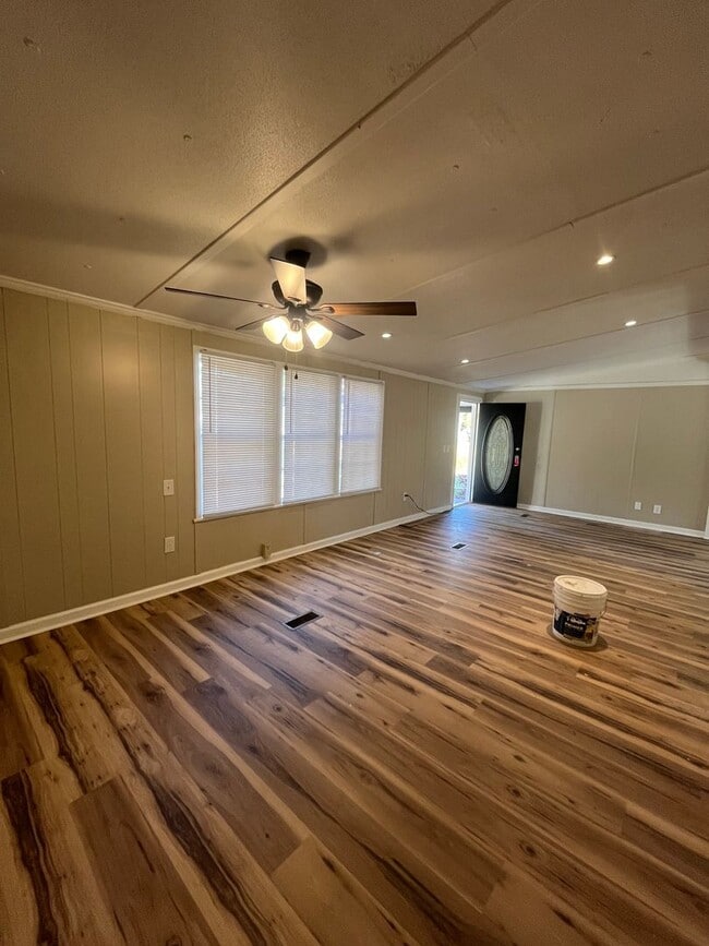 Building Photo - 3 Bed/2 Bath Mobile Home