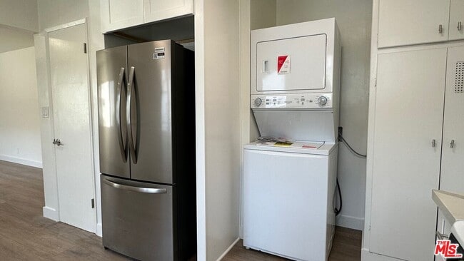 Building Photo - 517 S Kenmore Ave