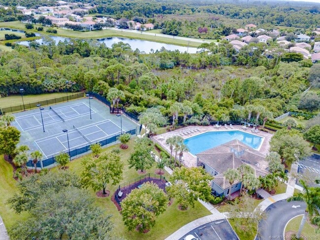 Building Photo - 356 SE Bloxham Way