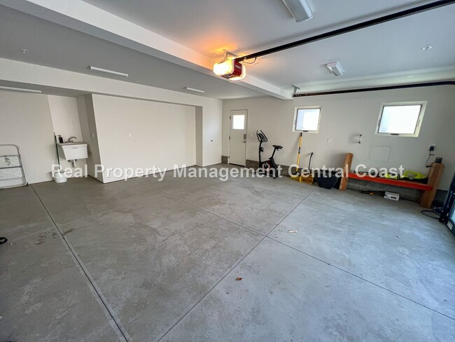 Building Photo - AVAILABLE JANUARY - Fully Furnished Modern...