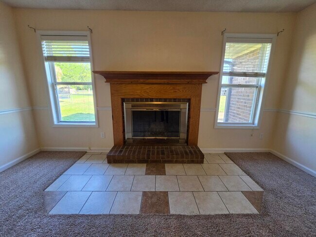 Building Photo - 450 Derek Dr