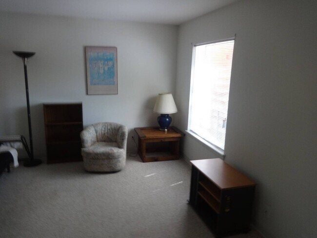 Building Photo - One Bedroom Apartment at Arlington Court