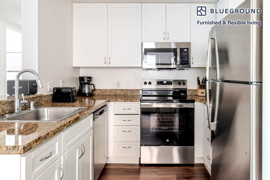 Building Photo - 1220 N Fair Oaks Ave