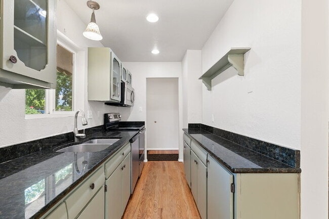 Building Photo - Central Location | 15 Min to Peterson, 20 ...
