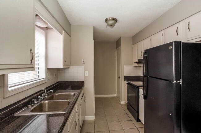 Building Photo - 2999 Morningview Dr