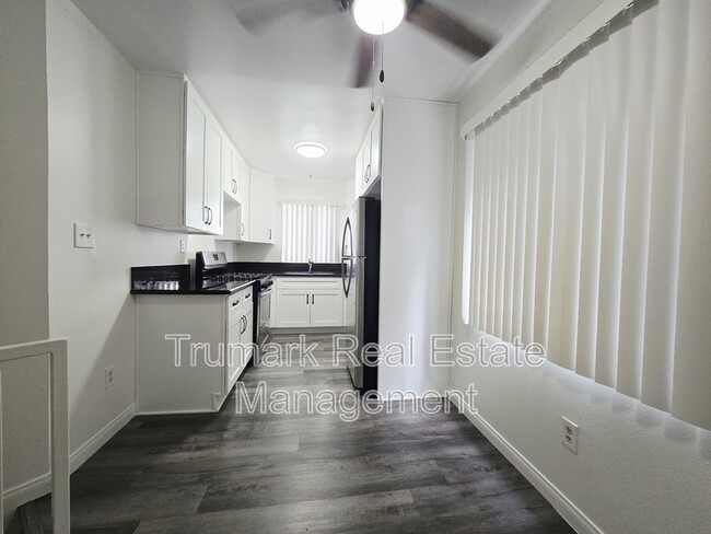 Building Photo - 14605 Burbank Blvd