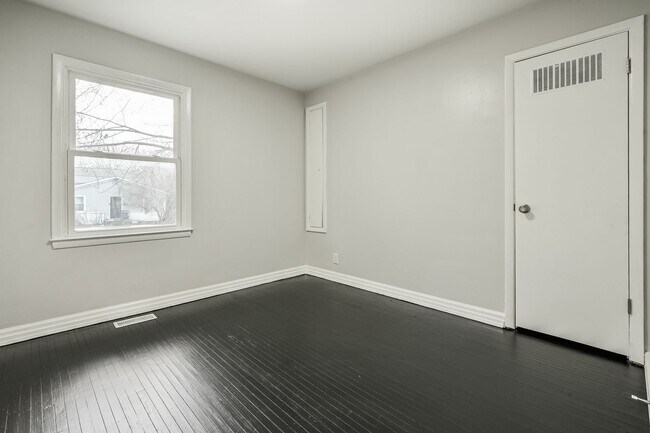 Building Photo - Check out this beautiful and spacious home.  Located in Irvington with access to Warren Twp schools.