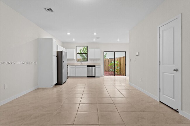 Building Photo - 433 NE 12th St