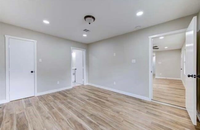 Building Photo - 5611 Doulton Dr