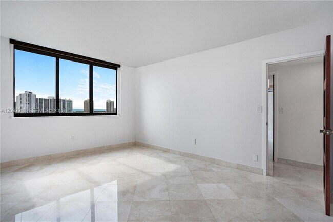 Building Photo - 3375 N Country Club Dr