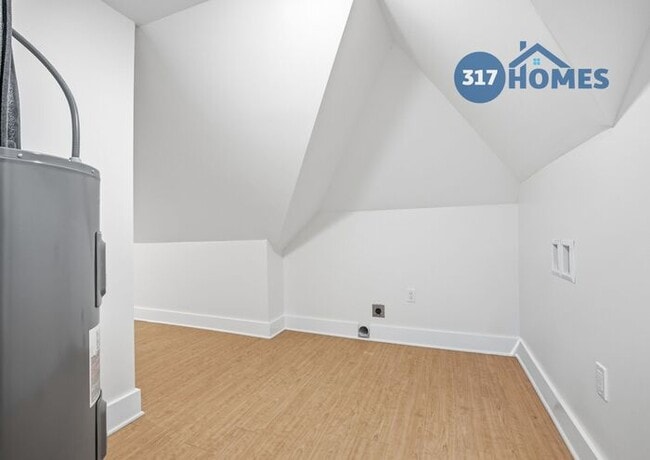 Building Photo - Modern Two Bedroom with Balcony in Holy Cross