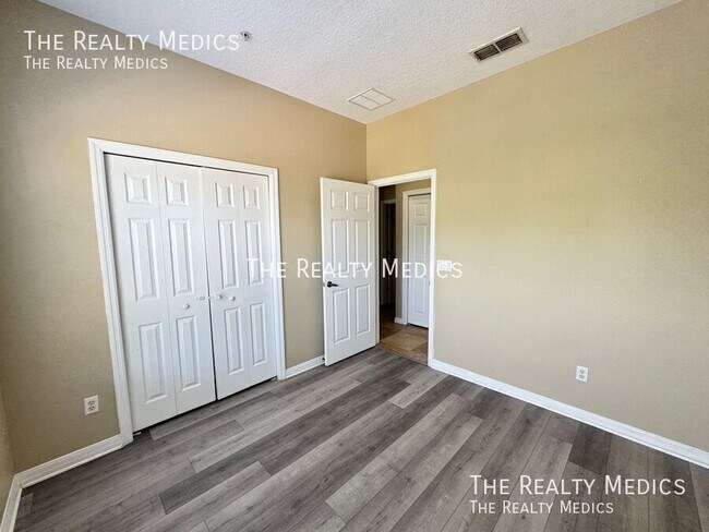 Building Photo - 2898 Oakwater Dr