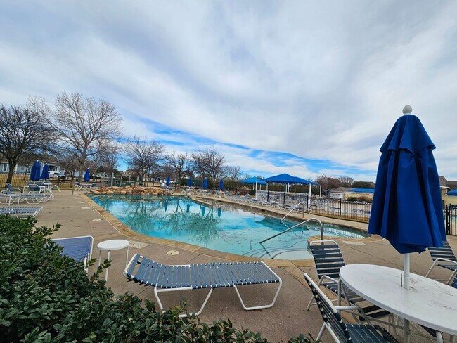 Building Photo - Available now ready for immediate move in  $500 off second month's rent move in special