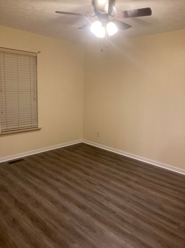 Building Photo - 33 Rushwood Dr