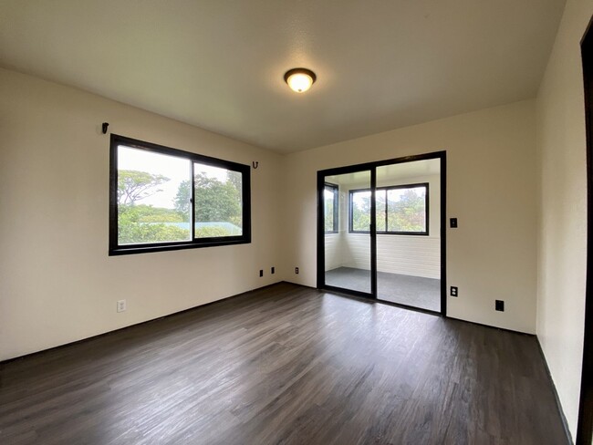 Building Photo - Spacious 3 bedroom, 2 bath Upper Flat for ...