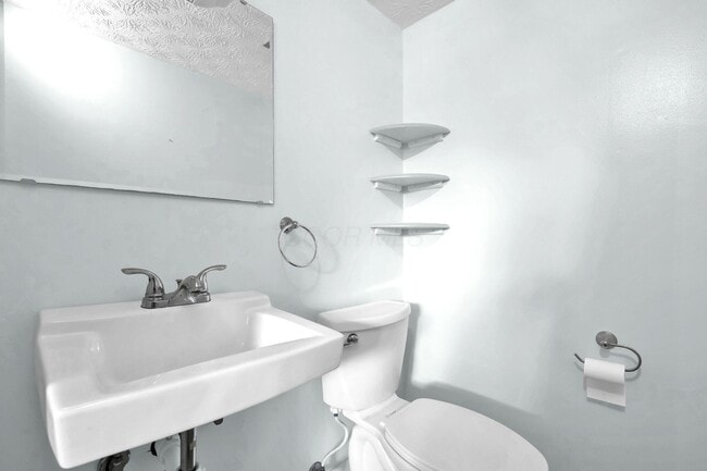 Building Photo - 572 Sycamore Dr