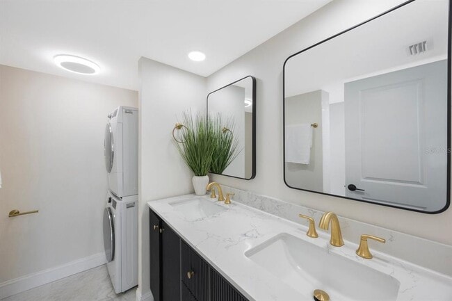 Building Photo - 7400 Sun Island Dr S