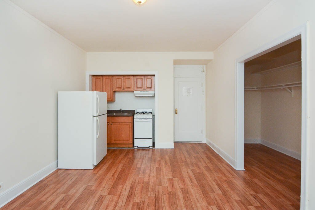 Building Photo - 3335 W Diversey Ave