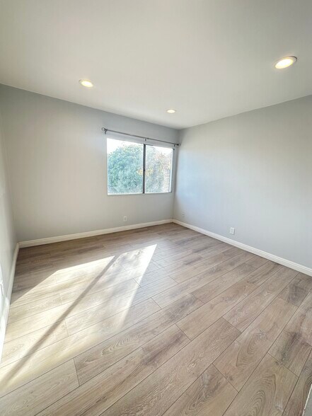 Building Photo - 6050 Canterbury Dr