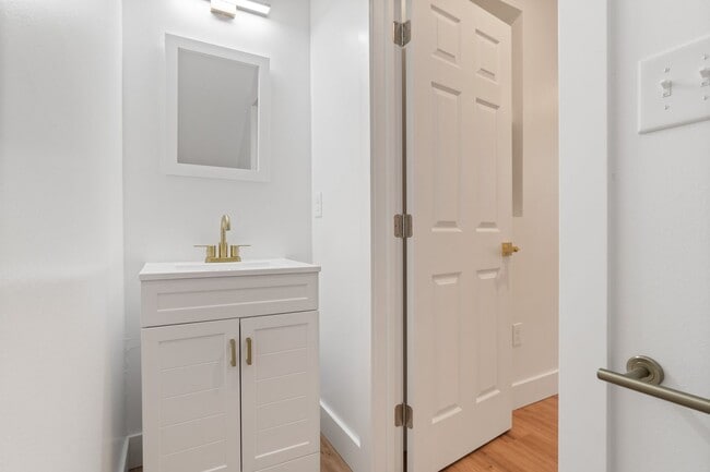 Building Photo - Beautifully renovated 4 bed, 2.5 bath, loc...