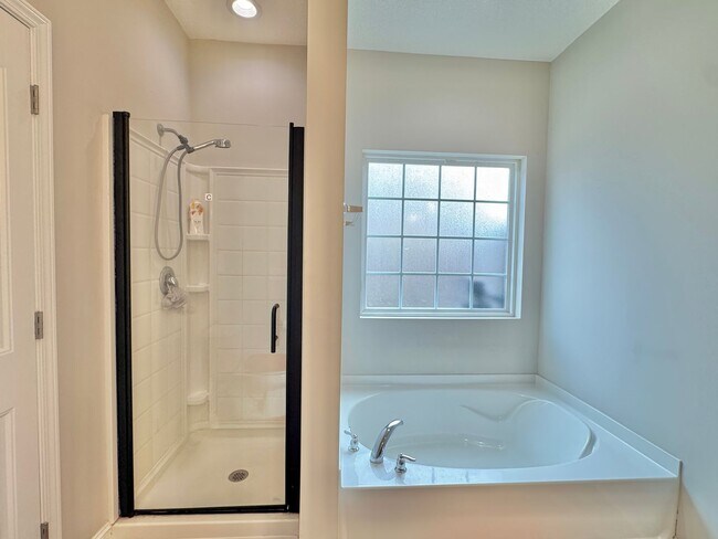 Building Photo - MOVE-IN READY [PET FRIENDLY]